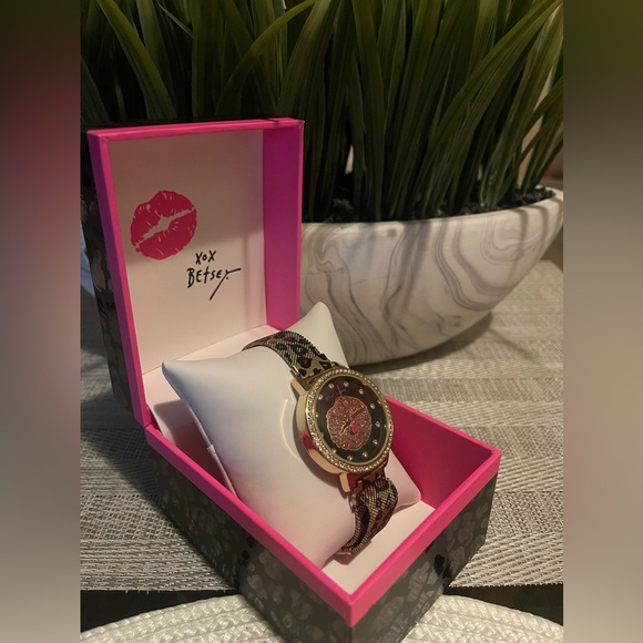 Betsey Johnson Unique Gorgeous Watch - Picture 4 of 11